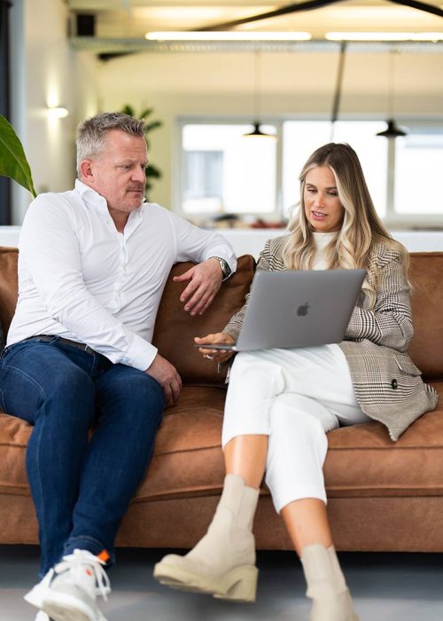 Finanzberater-in-Stuttgart-von-Kaepsele-sitzen-im-Buero